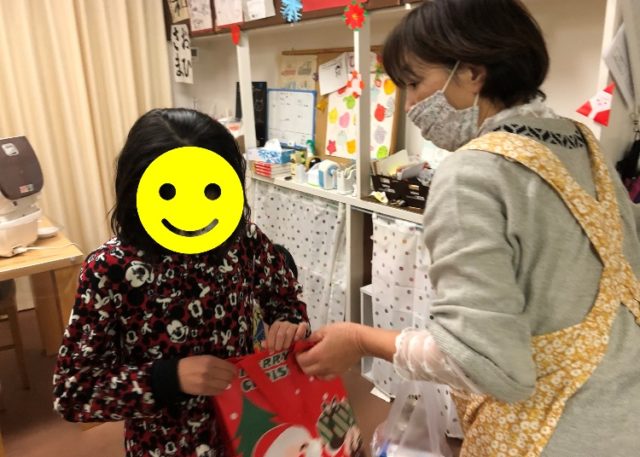 「おひさまのクリスマス会の様子」エコアール様、羽川幼稚園様からプレゼントの協賛