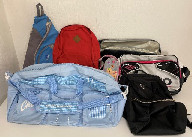 栃木市の主婦の方から子供用リュックや旅行バックや洋服をいただき、各施設に届けてきました。